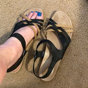 Sandals black & tan Ahnu